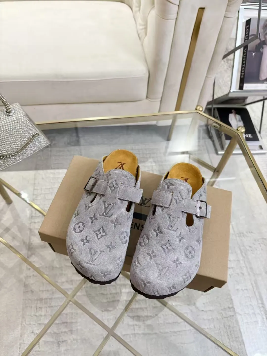Women's p560 Men's p580 ✨ LV couple's toe-cap slippers | Full of high-end feel, you can walk with wind! ✨ This pair of LV classic toe-cap slippers is simply a "walking grass-planting machine"! Original three-dimensional embossed cowhide + cowhide fabric, the texture is high-end at first glance, and you will become a rich daughter/son in seconds ~💅 🌟 Why must you join TA? ✔️ Original embossed cowhide - clear texture but not cheap, classic presbyopia yyds ✔️ Belt buckle + metal logo - ecstatic control of details, exquisite to the heel! ✔️ Sheepskin lining + cushioned footbed - it feels like stepping on clouds ☁️, and you won’t feel tired when you go shopping~ ✔️ Non-slip rubber sole - walking is as stable as a mountain, and you are not afraid of slipping on rainy days!  👫 The best outfit for couples: Whether it’s shorts, T-shirts👕 or long skirts and suits👗, pairing these shoes with each other will immediately create a lazy and high-end atmosphere! Everyday outings/vacations, no matter what you shoot, it will look like a blockbuster📸🔥 The texture and foot feel that only the higher version can have, it is not a hit or a hit! Heartbeat is not as good as action. True love is true when both pairs are in pairs~💖 #LVcoupleslippers #高色综合 #好看不狠的 Feet #couples’ must-have
